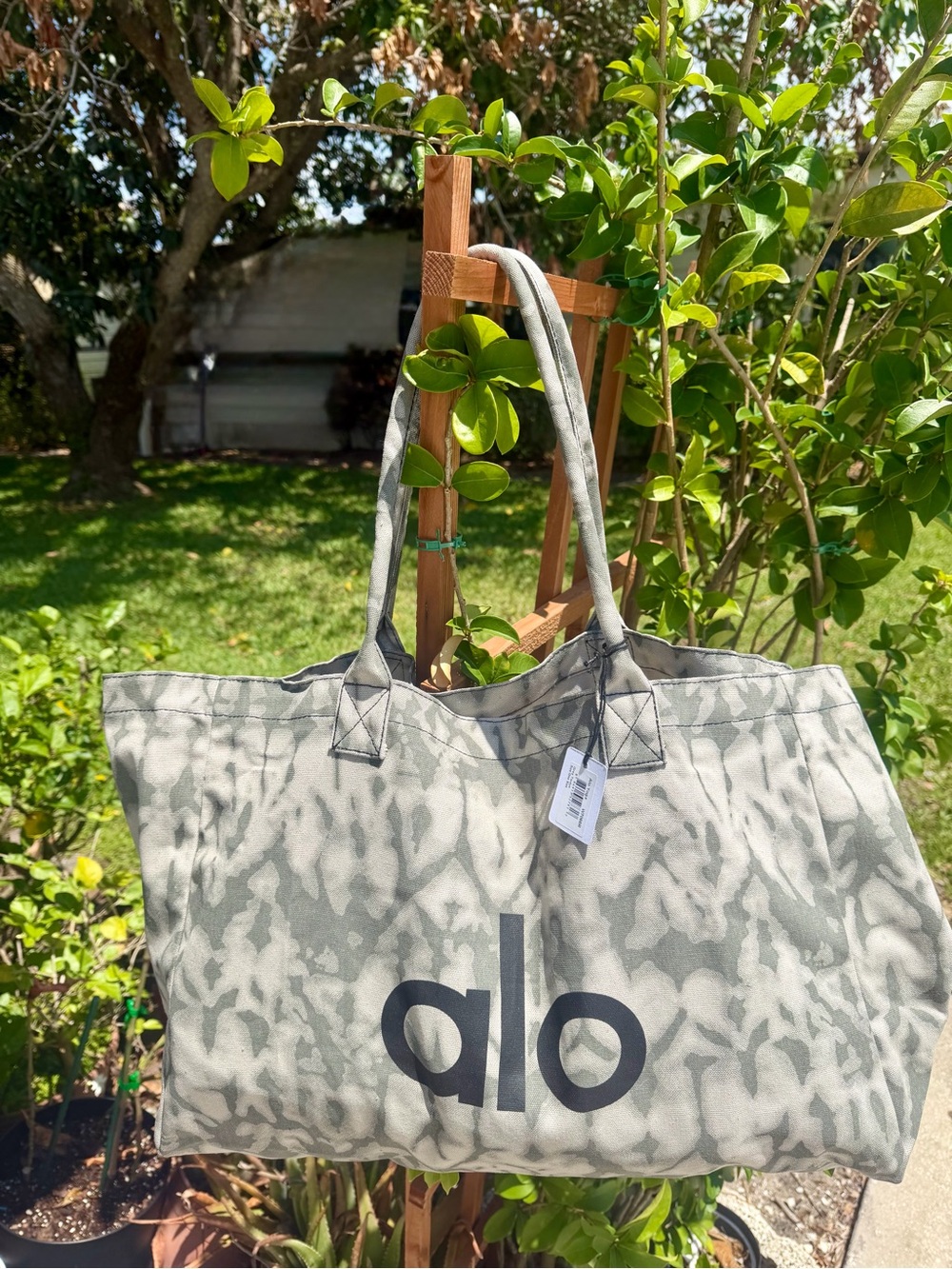 ALO Yoga Grey Tie-Dye Tote Bag - Picture 10 of 16